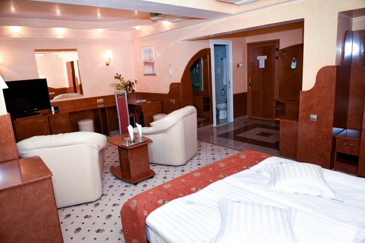 Hotel Carpati Бая-Маре Экстерьер фото