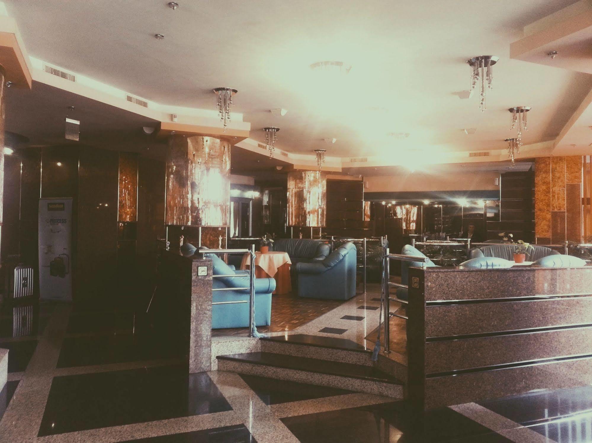 Hotel Carpati Бая-Маре Экстерьер фото