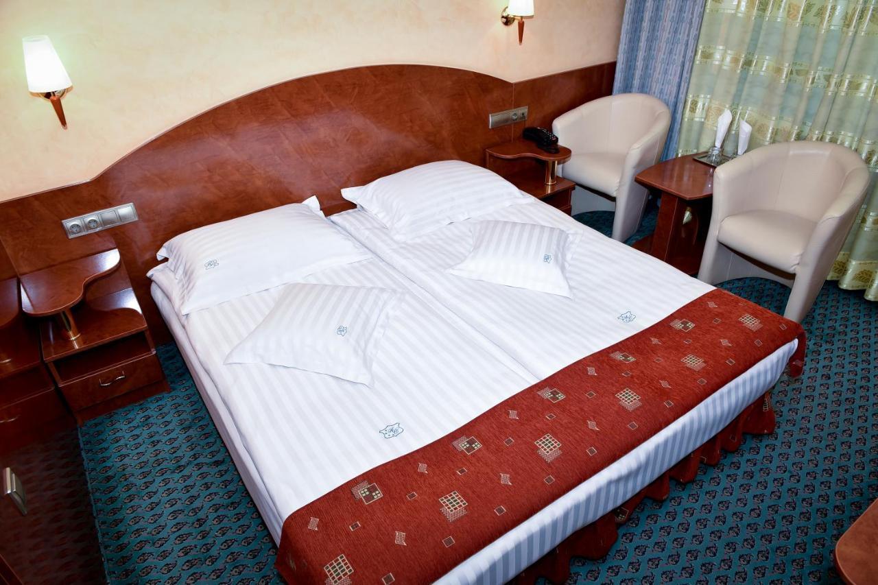 Hotel Carpati Бая-Маре Экстерьер фото