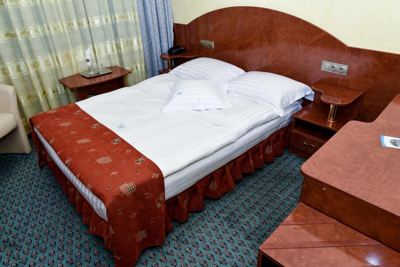 Hotel Carpati Бая-Маре Экстерьер фото