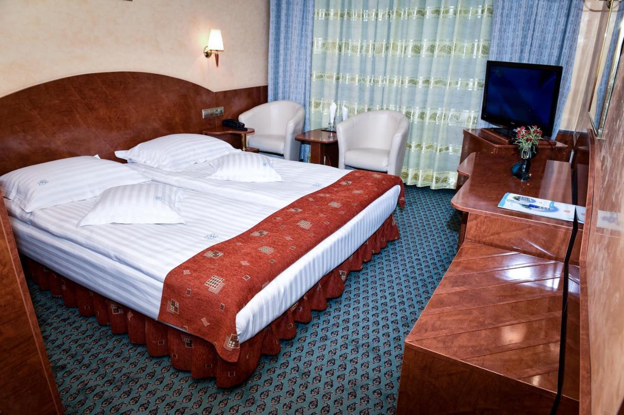Hotel Carpati Бая-Маре Экстерьер фото