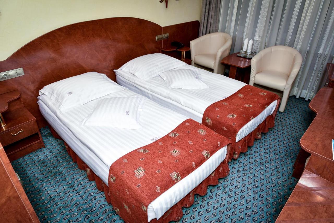 Hotel Carpati Бая-Маре Экстерьер фото